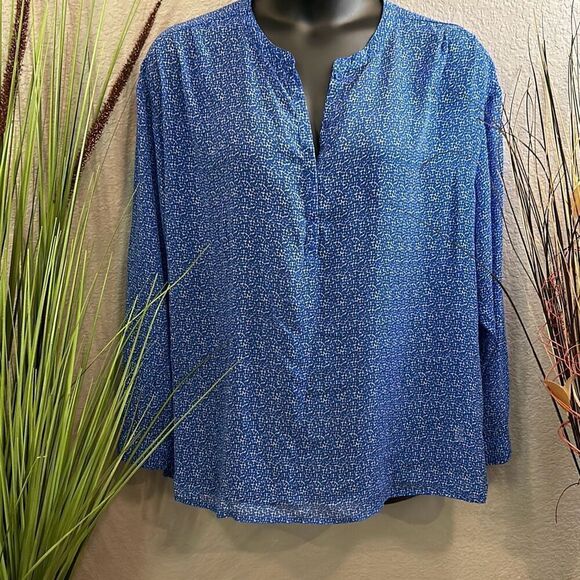 #98 a.n.a blue/white Long adjustable sleeve semi sheer, printed top size 3X - Picture 1 of 8